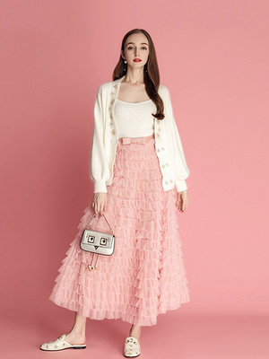 缪珂红色时尚套装 点亮秋冬衣橱的自信与优雅